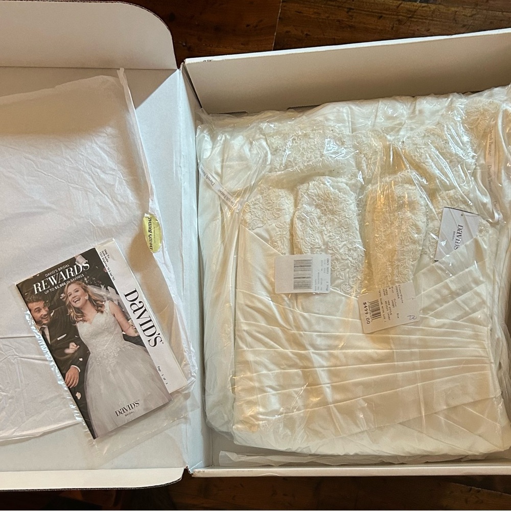 $499 New David's Bridal Ivory A-line Wedding Dress! Size 4 Un-Altered w/Tags - Picture 5 of 7